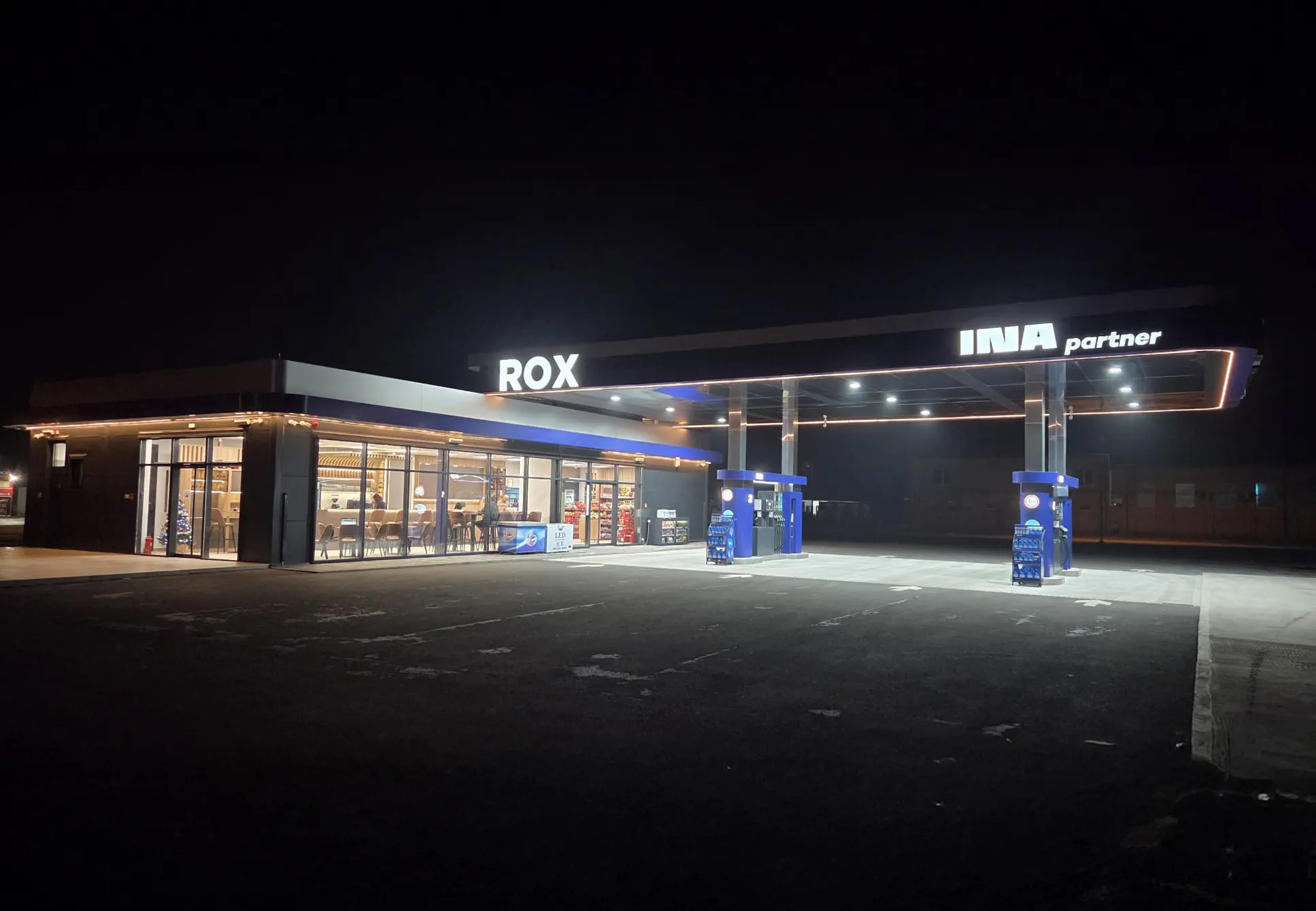 Moderno dizajnirana ROX benzinska postaja u Bizovcu s INA oznakom i zelenilom